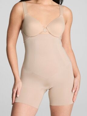 Spanx OnCore High-Waisted Mid-Thigh Sculpting Shorts -Of Size Medium